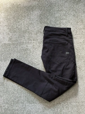 Stilrena Svarta G-Star Raw jeans  - Stilrena svarta och väldigt sköna G-Star raw jeans. Använd ett fåtal gånger. Modellen D-Staq i storleken 29W 32L 