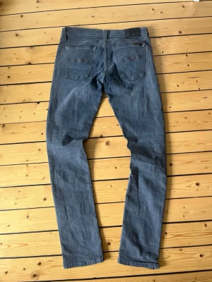 Nudie jeans  - Sällsynta slim fit nudie jeans i snygg grå färg. Modellen är Tight long John. En modell som inte längre görs. Storleken är 30/32 Jeansen är i mycket bra skick, nästan helt nytt skick. Skriv vid eventuella funderingar😁 fraktar inom 1-2 dagar