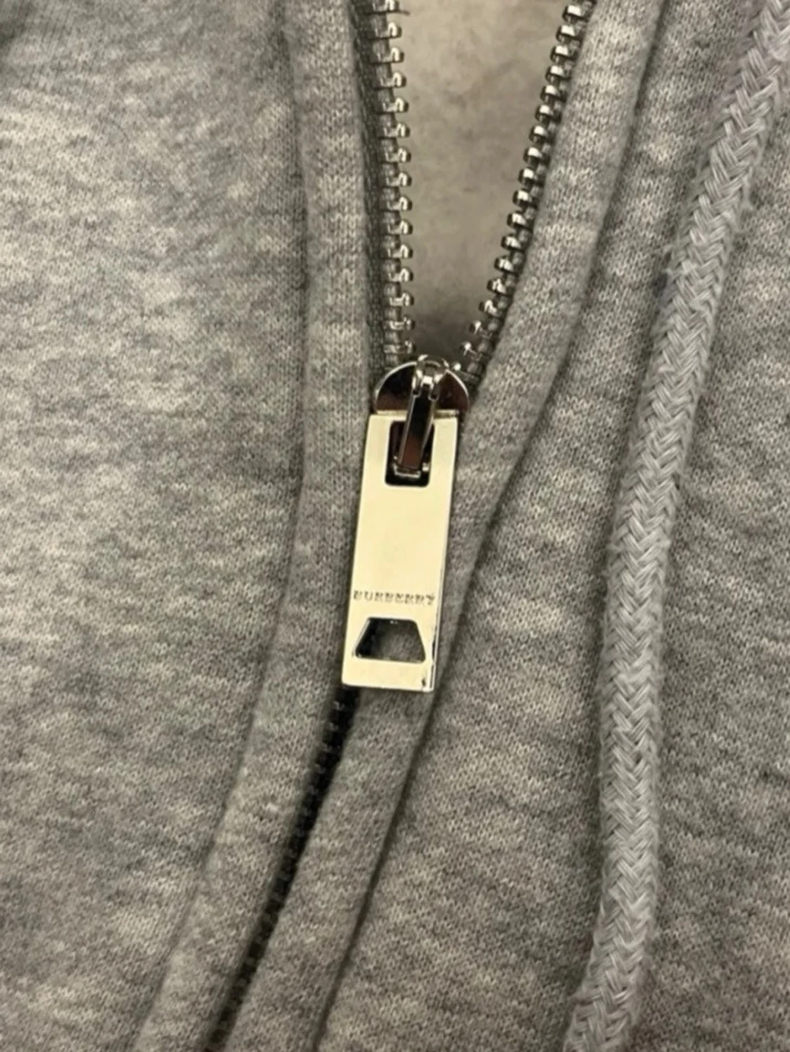 Grå hoodie från Burberry med dragkedja - 3