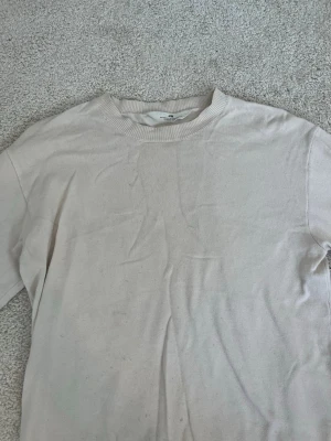Beige tröja från H&M - Beige stickad tröja från H&M. Tröjan är lite skruttig men kan strykas vid önskemål! Annars i super bra skick!