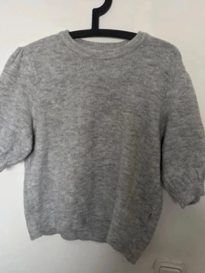 Stickad tröja ifrån gina tricot - Använd en del obs! Krympt i tvätten då mamma råkade köra den i torktumlaren passar stl M/S