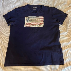 Ralph Lauren/Denim & Supply  - Ralph Lauren Denim & Supply T-shirt storlek M.       Skick 8/10, använd men inga defekter.                        Priset går såklart att diskutera!                                      Vid fler funderingar tveka inte på att slå en signal!          /VS