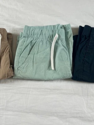 Mintgröna shorts med snörning - Snygga mintgröna shorts med vit snörning i midjan och två sidofickor. Perfekta för varma dagar och har en avslappnad passform. Gjorda i mjukt bomullsmaterial som känns skönt mot huden.