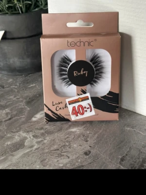 Technic Ruby Luxe Cashmere fransar - Snygga lösögonfransar från Technic i modellen Ruby. Fransarna är svarta, fluffiga och har en dramatisk volym med en mjuk, cashmere-liknande känsla. Perfekt för dig som vill ha en intensiv look till ögonen. Kommer i en stilren förpackning.
