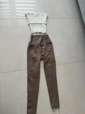 Bruna ribbade leggings med hög midja - Beiga träningsbyxor från Aim’n, i bra skick och oanvända!! Högmodjade och bekväma, trendiga och bra pris. Säljer byxorna med en +1 topp, så köper du byxorna får du toppen på köpet 
