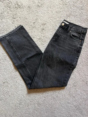 Lågmidjade Jeans - Säljer mina svartgrå lågmidjade jeans från Gina Tricot som är i storlek 32, i mycket bra skick.