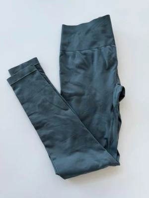 Blå leggings från Relode - Snygga blå leggings från Relode med hög midja och ribbad linning. De är sömlösa och har en tight passform som framhäver figuren. Perfekta för träning eller chill. Materialet är stretchigt och mjukt för maximal komfort.