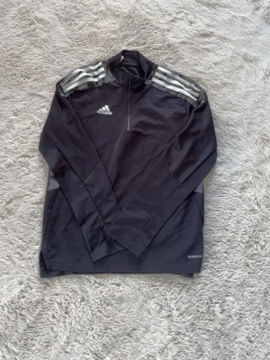 Adidas tröja - 11-12 y 152 cm