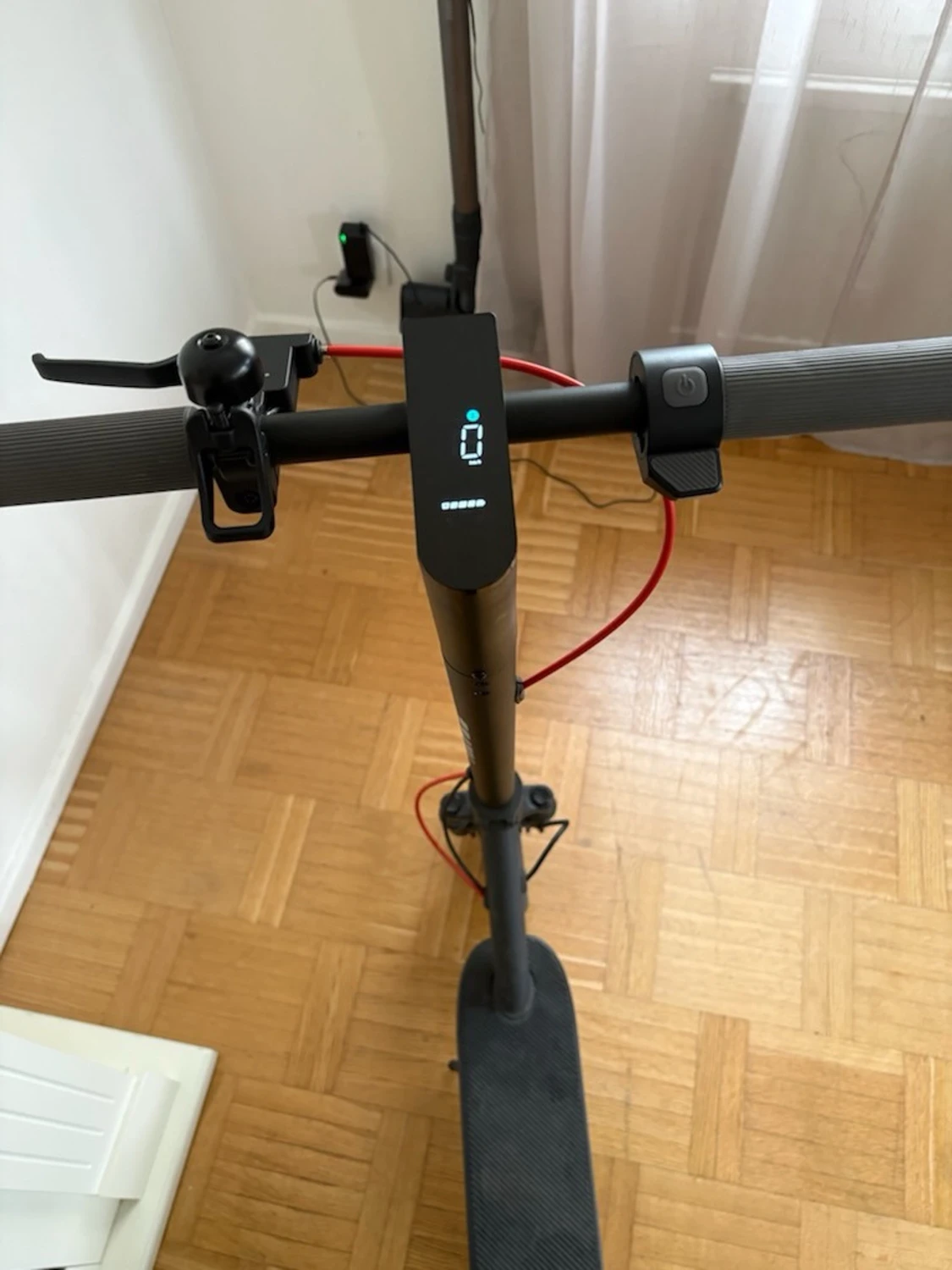 Svart elscooter med röda detaljer - 4