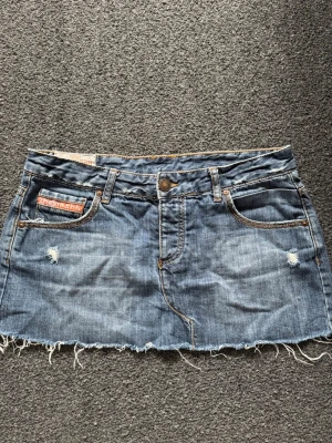Jeanskjol  - Skit snygg y2k jeanskjol <3 midjemått = 42cm  längd = 27cm  storlek står inte så gå efter mått men skulle gissa på M !💋
