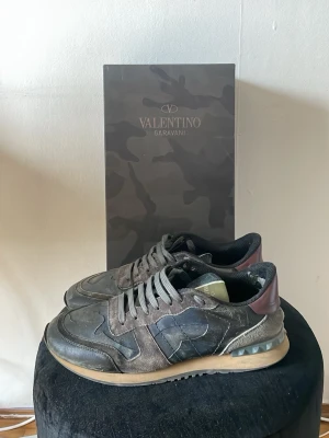 Valentino rockrunners  - Hej! Säljer nu dessa väldigt populära och eftertraktade Valentino Garavani Rockrunners skorna! Storlek UK 9 vilket motsvarar 43 i EU storlek! Skick 6,5/10, dem är lagade i hälen. Allt OG medföljer vid köp. (Box, dustbag) Nypris=4100kr. Säljs för 1099kr. Kan gå ner i snabb affär!
