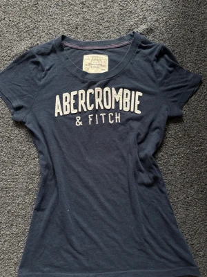 Abercrombie&fitch T-shirt  - Skit snygg T-shirt står stolen L men tycker själv S/M 💋