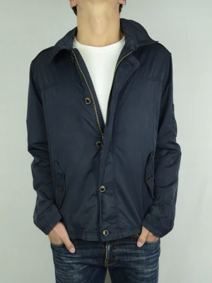 Massimo Dutti jacka  - MASSIMO DUTTI FIELDJACKET Storlek : XL Passform : Normal Användning : Jackan är i ett väldigt fint skick utan defekter Nypris : Cirka 1300SEK Modellen på bilden : 182CM och väger 74KG