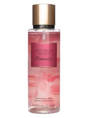 Victoria's Secret Romantic mist - Victoria's Secret Romantic är en doftmist i en genomskinlig plastflaska med rosa detaljer och guldigt lock. Flaskan rymmer 250 ml och har en feminin, blommig och fräsch doft. Perfekt att spraya på kroppen för en lätt och söt doftupplevelse.