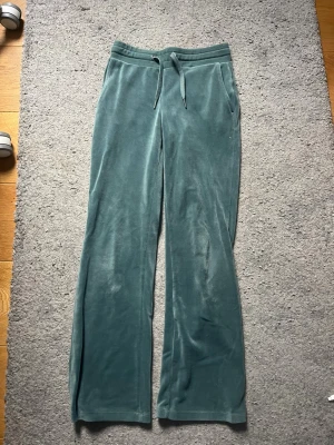 Blågröna mjukisbyxor - Säljer ett par blågröna mjukisbyxor i strl 146/152 från Lindex, använda men i fint skick och är som nya😍
