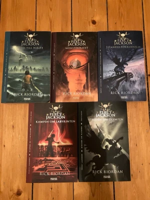 Percy Jackson - hela bokserien - Percy Jackson - hela bokserien (5 böcker) av Rick Riordan, på svenska. Fint skick enligt bilder.