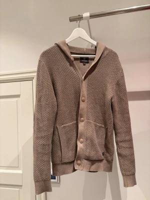 Less worries Hoodie - Säljer nu en otroligt snygg hoodie med knappar från less worries. Bara att höra av er vid frågor eller funderingar