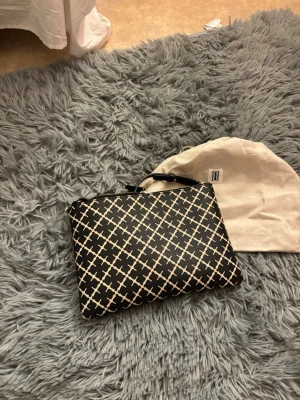 Svart axelväska från By Malene Birger - Väl använd, så förekommer defekter syns på bilderna. Använder inte mer