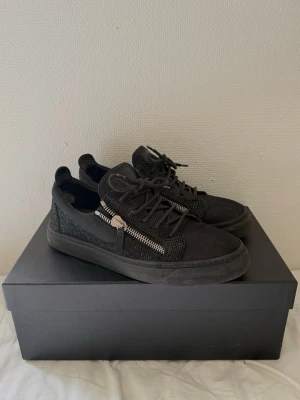 Giuseppe Zanotti zip skor  - Svarta Giuseppe Zanotti sneakers med zip. Kommer med originalbox. Bra skick med normalt slitage enligt bilder. Väldigt clean modell. 