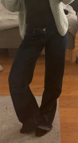 Mörkblå raka jeans - Snygga mörkblå jeans med rak passform. Jeansen har låg midja, Perfekta till en avslappnad stil och lätta att matcha med olika toppar.