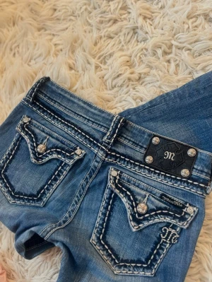 J24 Superlowrise Miss Me Jeans - Så fina! Modellen är ca 163! Midja ca 38 innerben ca 80! W27! Utsydda till bootcut proffisionellt!