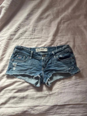 VintageHollister jeansshorts - Skicka prisförslag om intresserad!❣️  Snygga Hollister lågmidjade och korta vintage jeansshorts med lite unik design, i storlek w25. Defekter kan förekomma då dem är vintage och har använts mycket🌷