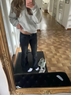 Svarta bootcut-jeans med broderi - Säljer ett par svarta bootcut-jeans med snyggt broderi på bakfickorna. Jeansen har låg midja och klassisk femficksdesign. Nu utan prislapp, skicka om frågor! Strl S från Gina Tricot. 