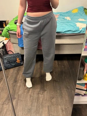 Gym mjukisbyxor - Säljer mina mjukisbyxor som jag brukade gymma i, superfina, älskar färgen! Säljer då jag köpt nya som jag föredrar🫶  Storlek M  Gym sweats sweatpants mjukis