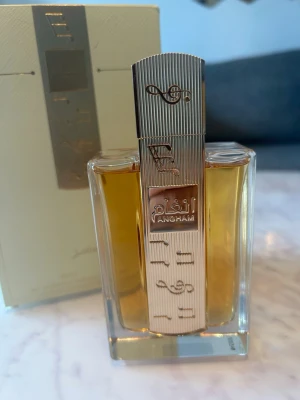 Lattafa Angham  - Angham från Lattafa Perfumes är en Orientalisk vanilj doft för kvinnor och män. Detta är en ny doft. Angham lanserades 2024. Toppnoterna är Ingefära, Mandarin och Rosa peppar; hjärtnoterna är Lavendel, Praliner, Kakaoböna och Jasmin; basnoterna är Vanilj, Bärnsten och Musk.