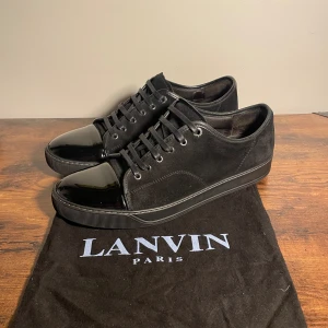 Lanvins - Lanvins i bra skick, få slitningar på toe box och baksida(se på bild) Storlek uk 11 vilket motsvarar 46 eu.