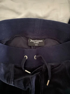 Mörkblå velourbyxor Juicy Couture - Mörkblå mjukisbyxor från Juicy couture, är uppsydda men syns knappast! Passar perfekt för 155-163 cm