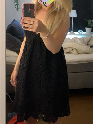 Broderad sommarklänning med spetsdetaljer - Söt kortklänning med broderade spetsdetaljer och v-ringning. (2:a bilden är lånad)!!!! 😊 Säljer nu min söta svarta spets/broderi klänning då den väldigt sällan kommer till användning! Mycket bra skick, storlek M men passar mig superbra som har S/XS i vanliga fall! 🩷 Skriv gärna om du vill se fler bilder/ har några frågor 🌷OBS!! PRIS KAN DISKUTERAS ❗️