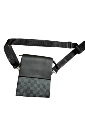 Svart axelväska - Säljer en svart designers axelväska. Väskan är i ett mycket bra skick och har använts ett fåtal gånger. Skriv vid frågor.