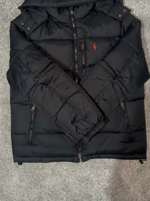 Svart polo jacka  - Svart polo jacka i storlek M, kan passa L också, ny pris 6000kr, mitt pris 1499kr och priset kan diskuteras 