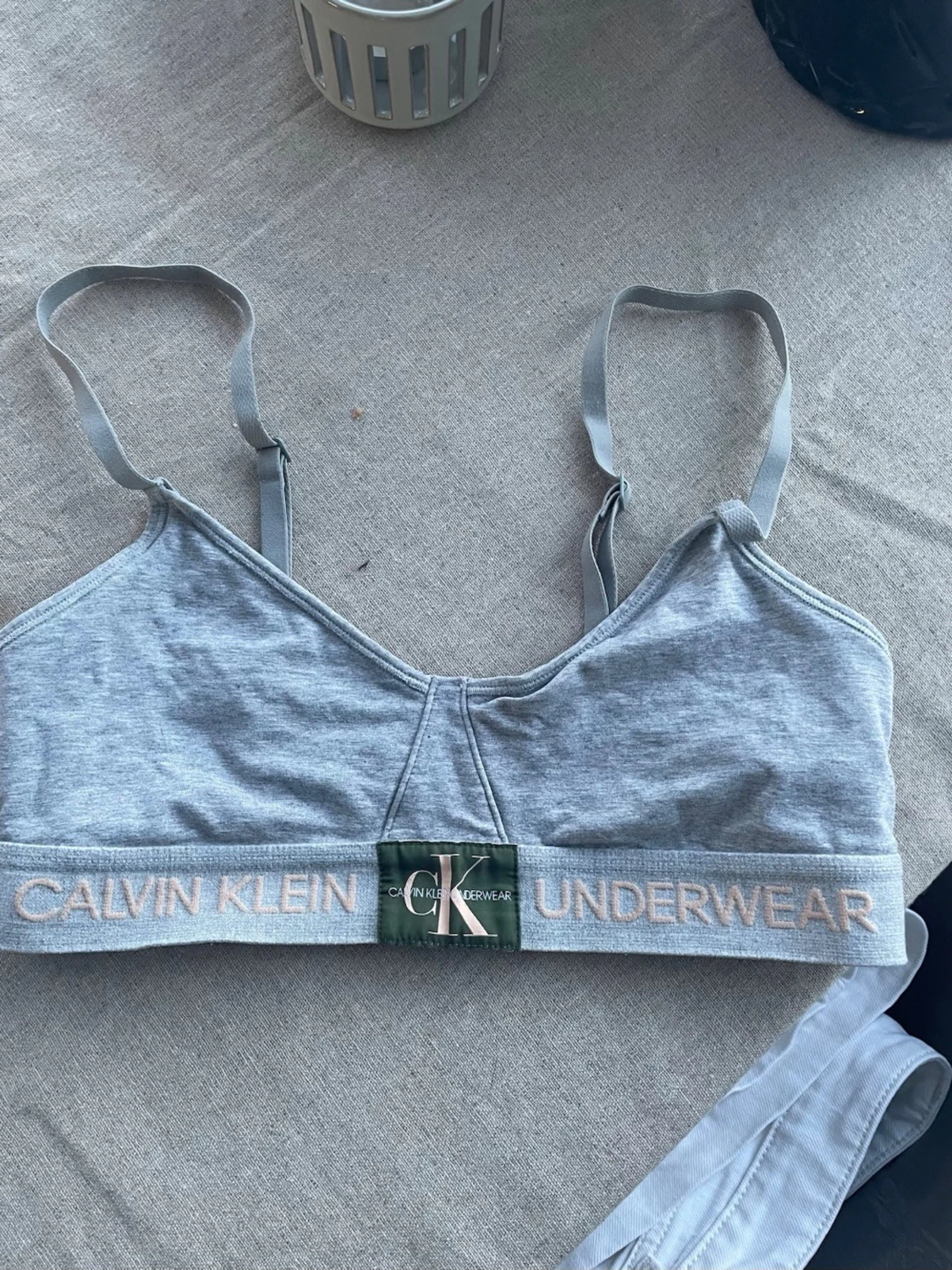 Grå bralette från Calvin Klein