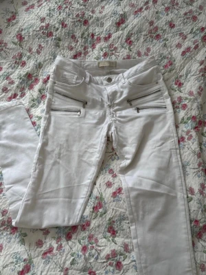 vita y2k jeans - vita tajta jeans från zara i storlek s, skriv innan du köper!