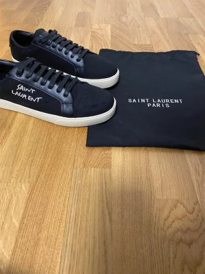 Saint Laurent skor - Säljer nu dessa Saint Lauren court classics. Dom är i nyskick (använda max 3 gånger )✨. Dom är storlek 43 men passar även storlek 42. Det som följs med är dustbag, kvitto finns ej. Säljer då jag försöker byta stil. Obs! Priset kan alltid diskuteras vid snabbaffär. 😊✨