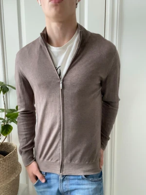 Gran sasso full zip  - Gran sasso full zip - tunnare än cardiganen annonsen bredvid - extremt najs matieral - skön zipper som zippar upp perfekt som man ser - inga defekter - passar väldigt bra på modellen som är 180 cm 75 kg - storlek 52 motsvarar ungefär en S - kom med frågor 🙌