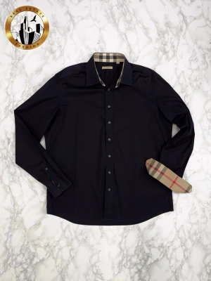 Burberry Skjorta XL - Marinblå Burberry skjorta i storlek XL i mycket bra skick. Skjortan är självklart äkta. Är du osäker på äkthet hänvisar jag gärna till bra källor/guider. Tveka inte på att höra av dig för fler frågor eller vid minsta fundering! Skick: 9/10