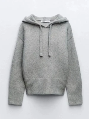Grå hoodie från Zara med huva - Mysig grå hoodie från Zara med huva och dragsko. Tillverkad i mjukt stickat material med bred ribbad kant nedtill och vid ärmsluten. Perfekt för en avslappnad och stilren look.