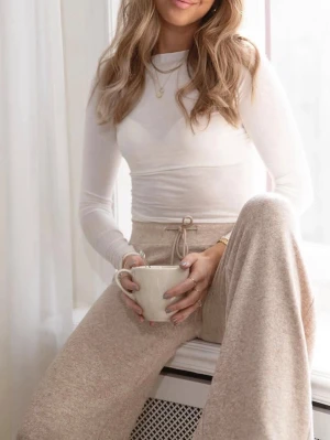 Zara nyskick Vit långärmad tröja  topp i tunn bomull Stl m - Zara topp stilren vit långärmad topp i tunn. Materialet är lätt och något genomskinligt vilket ger en fräsch och modern look.