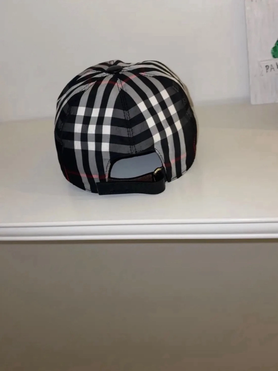 Rutig keps med svart, vitt och rött - 1