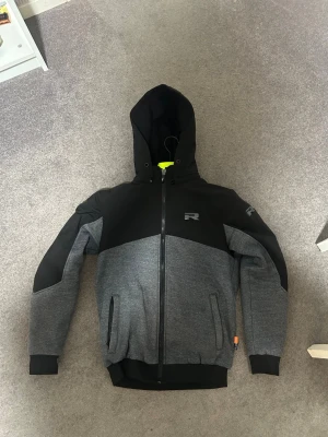 Richa titan core  - Richa mc ”hoodie” som är andvänd ett fåtal gånger då den är lite för liten. Det är klass 1 skydd men det går att byta