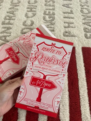 P.Louise Route to Radiance Rougepalett - Rougepalett från P.Louise med åtta skimrande nyanser i rosa, persika och guldtoner. Paletten har spegel i locket och varje rouge har ett hjärtmönster med PL-logga. Perfekt för att skapa glowiga kinder och highlighta ansiktet.