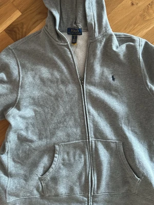 Grå zip hoodie från Polo Ralph Lauren - Storleken passar 170-180+