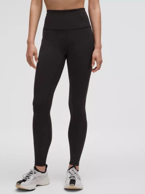 Svarta Lululemon tights - Säljer ett par svarta tights från Lululemon i modellen ”Wunder Train High-Rise Tight with Pockets 28". Dessa är sweatproof, har fickor på sidorna samt ett resår band i midjan. Super praktiska❤️