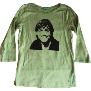 Iggy Pop band tröja/ graphic tee/ T-shirt med tryck, 60s/ 70s/ rock/ punk/ alt - Unik grön trekvartsärmad topp med Iggy Pop tryck på! 100% bomull