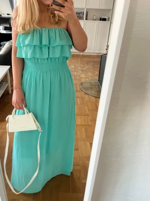 Turkos balklänning  - En turkos balklänning i storlek M. Den är i väldigt stretchigt material så går inte att uppfatta något midjemått eller bystmått då den är så stretchig. Den är 130 cm lång.💕