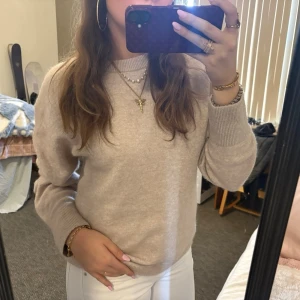 Beige stickad tröja i mjukt material från & other stories  - Säljer en stilren beige stickad tröja med rund halsringning och långa ärmar. Jätte mjuk från & other stories💕
