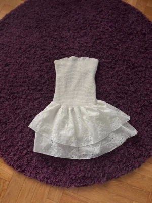 Vit axelbandslös kortklänning - Använd 1 gång